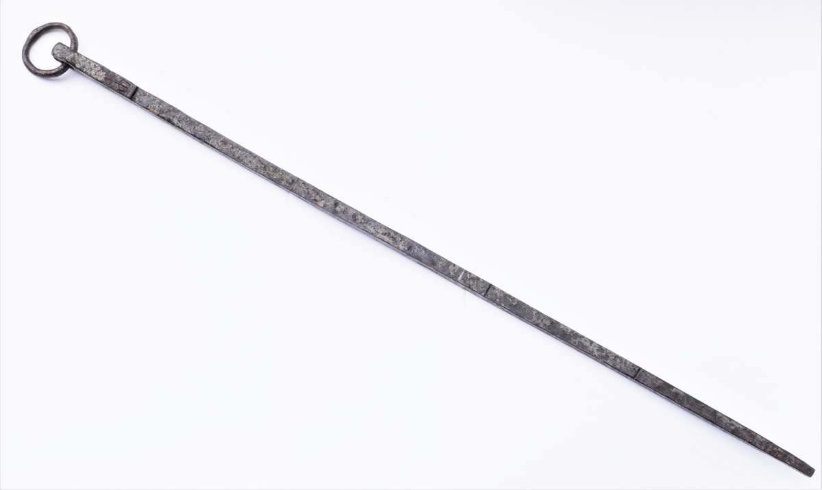 En mal for andre alenmål. Målet hang på Hoff kirkes vestre dør til 1894 og er nevnt av L D Kluwer i 1823 i et håndskrift i Bergens Museum. Øverst på stanga er en avsats, og fra denne og til enden er det virkelige målet som er 62,7 cm. langt. Målet er delt i 4 kvarter, men det midterste merke har kommet for langt ned. Like ved avsatsen er et merke som forestiller en krone. Målt fra krona er alenmålet 63,2 cm. langt og dette er også et mye brukt mål. Rektangulært tverrsnitt. Målet har øverst en smidd jernring, to tommer i diameter.