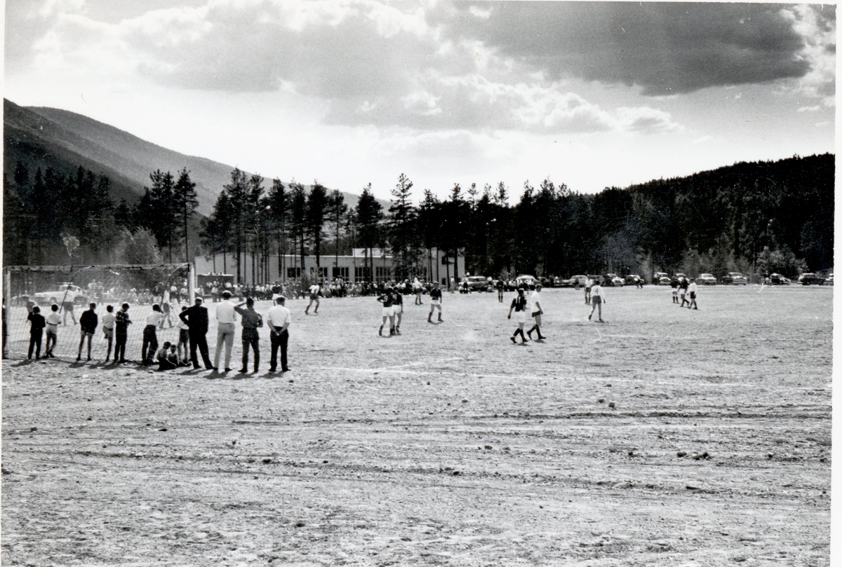 Fotballkamp på Glitre stadion. Pinseturneringa 1963