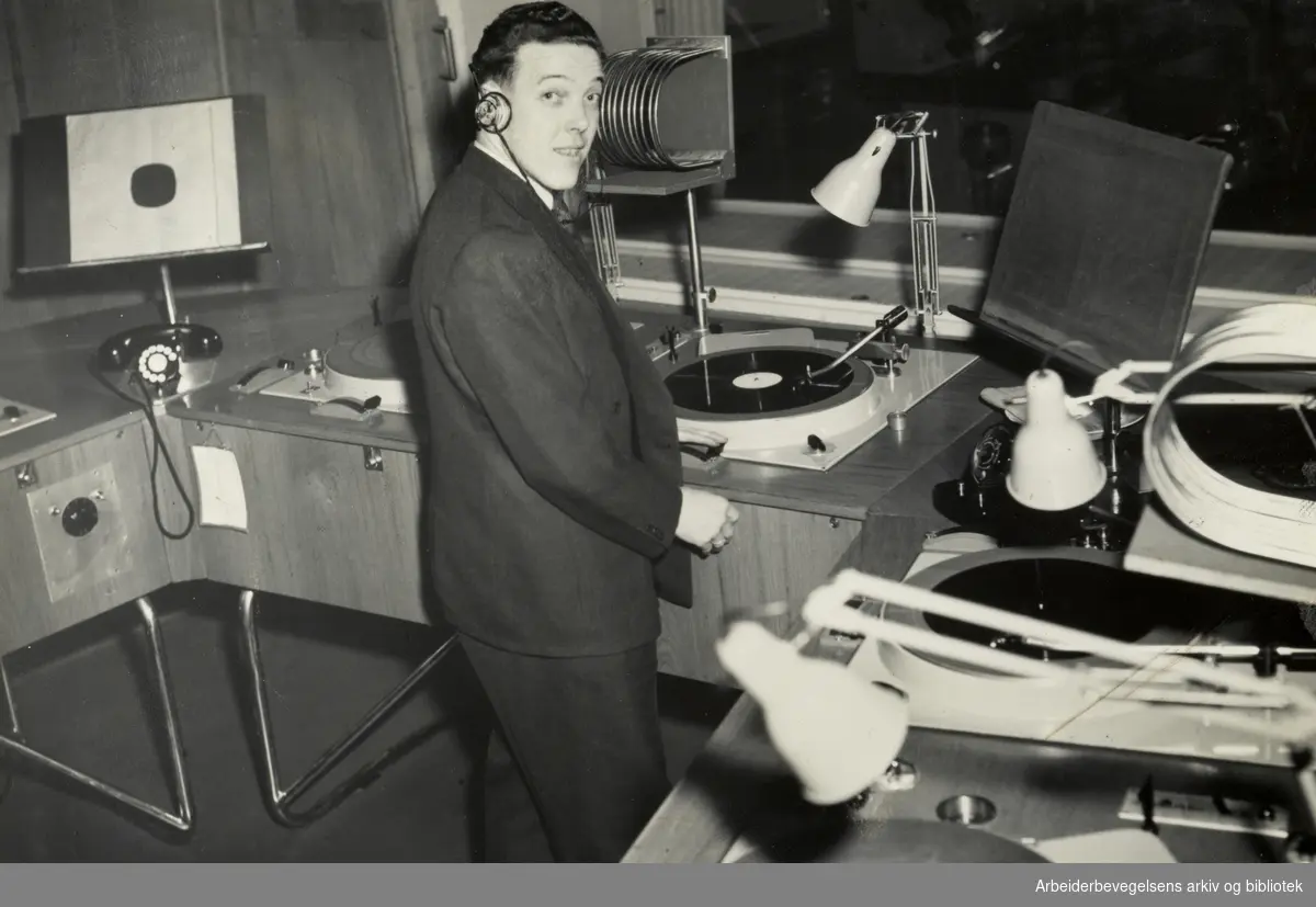 Marienlyst: Kringkastingshuset. Interiører. Kontrolltekniker Tormod Solberg setter i gang lydeffekter som ligger på grammofonplaten. Hørespillet: "Mr. Cox". Februar 1956