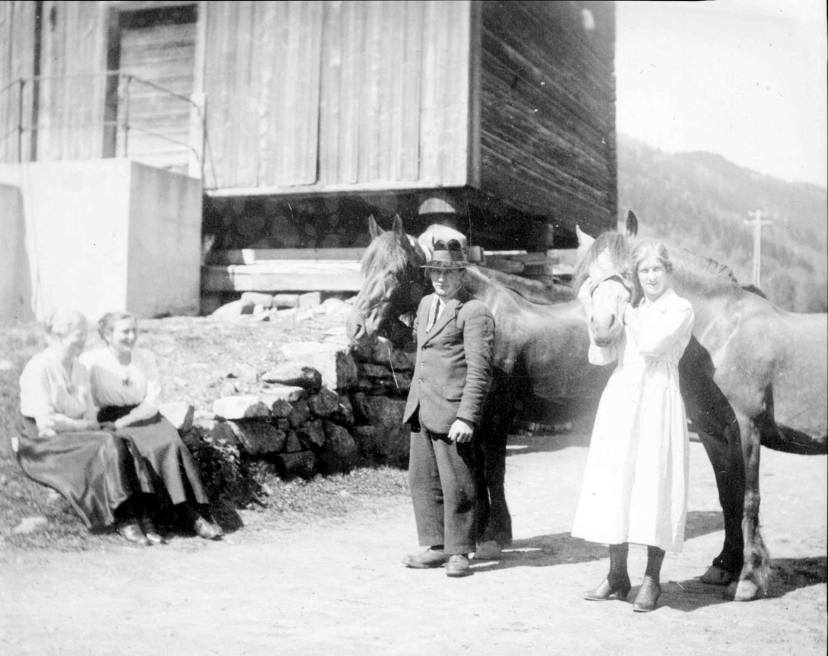 Repro: Boro gård, gårdsdrift, to hester og fire personer utenfor stabbur