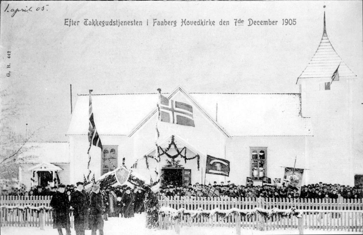 Repro: Takkegudstjeneste i Fåberg kirke, kirken pyntet med flagg og granbar, mennesker utenfor, snø.