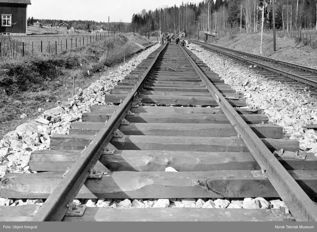 Jernbaneskinner produsert på blokkvalseverket til Christiania Spigerverk. Skinnene er antagelig 35 kg's skinner, dvs. at de veier 35 kg pr. meter.