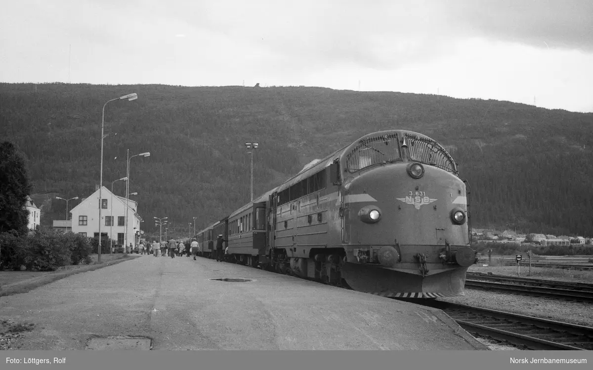Diesellokomotiv Di 3 631 med dagtoget fra Trondheim til Bodø, tog 451, på Mo i Rana stasjon. De to fremste vognene i toget ble koblet fra i Mo i Rana