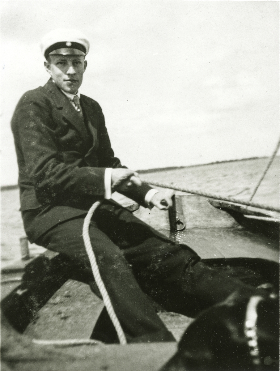 Bildtext: "Midsommar 1919"
Alf Nyman i en eka.