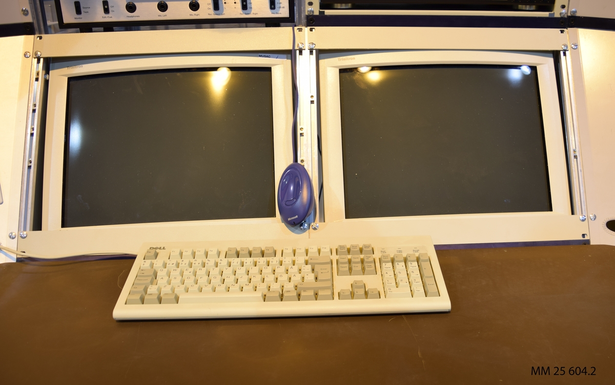 Dator (Dell) med två bildskärmar, tangentbord och mus. (Hårddisken är urtagen)