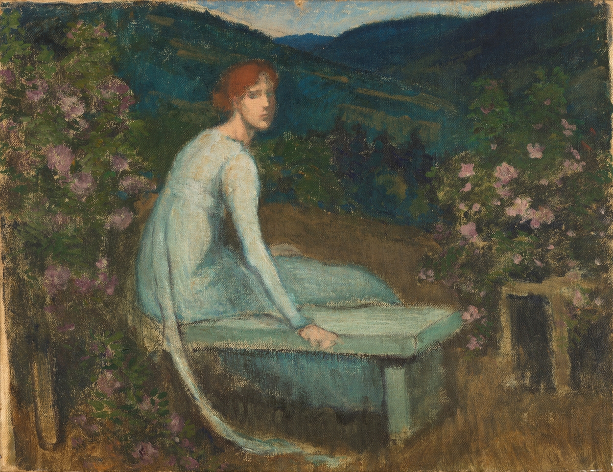 En en ung kvinne på en hagebenk omkranset av blomster. Grønne åser i bakgrunnen.