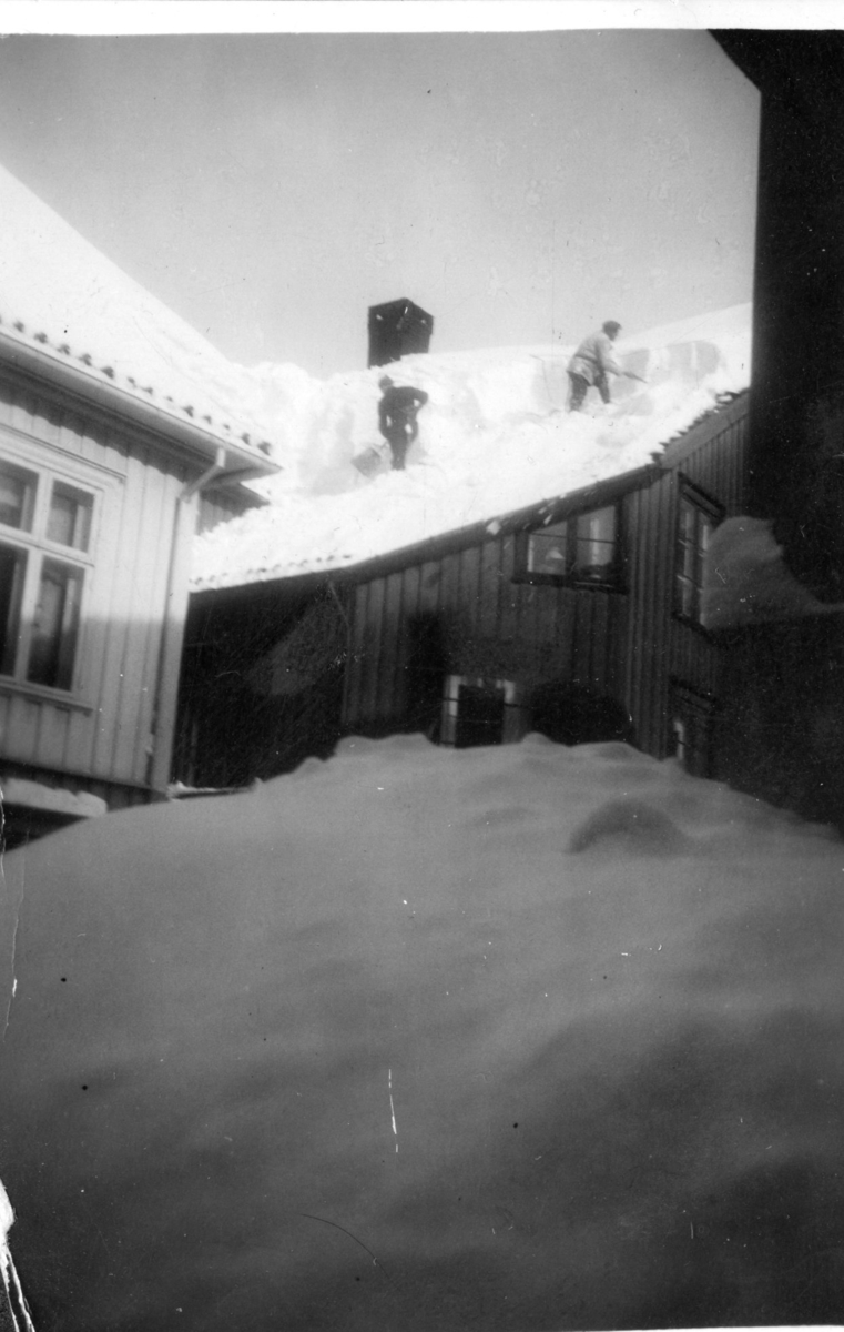 Vinteren 1954. Snø høyt opp på veggen.