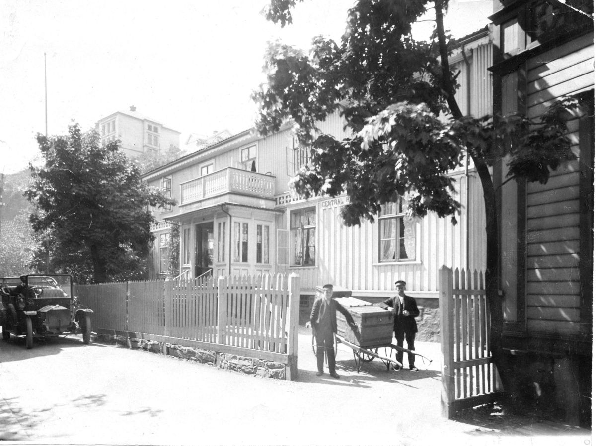 Central Hotel, 1913. Zinder og Johan Hansen står med varevogn.