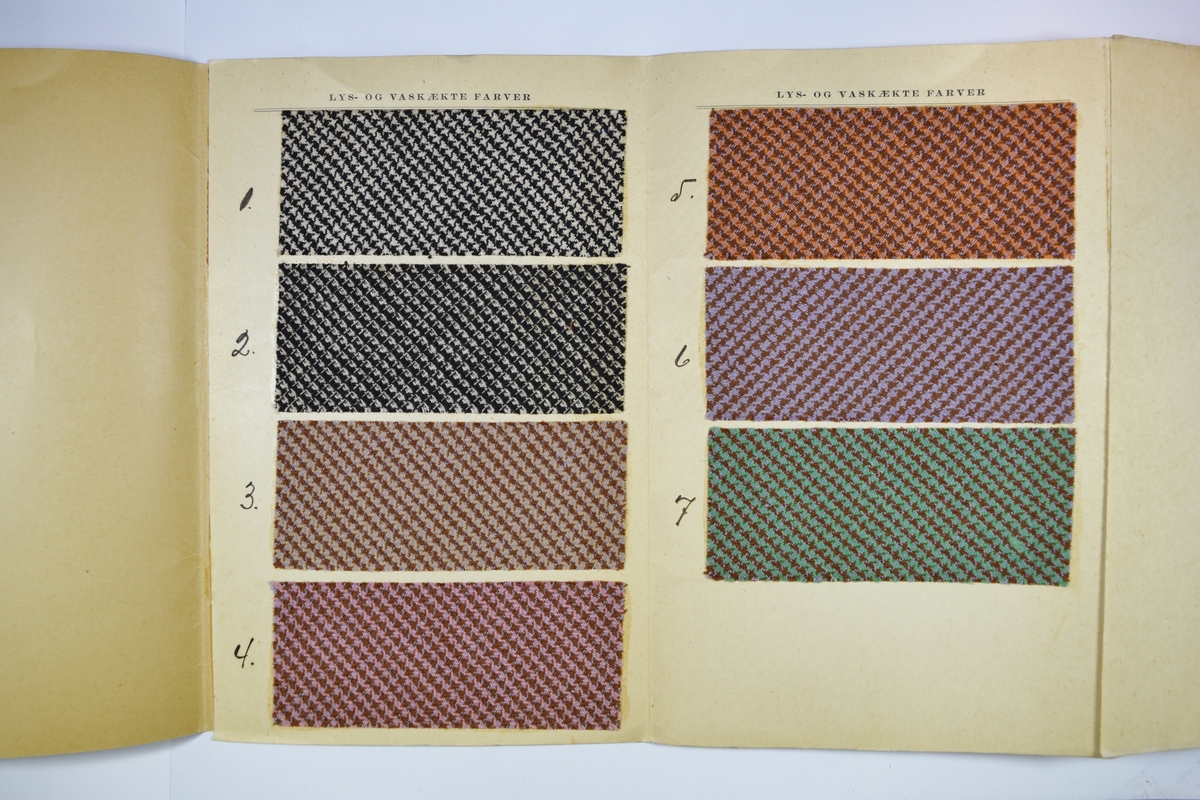 Hefte med utfoldbare sider hvor stoffprøver er limt inn. Heftet viser stoffer med samme kvalitet (Cæsar), men flere ulike design/farger av dette mønsteret.