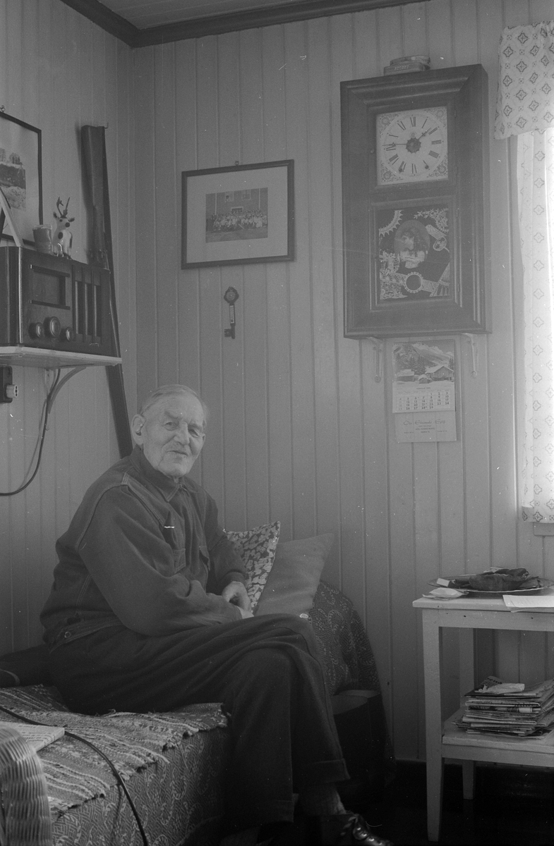 RØSBAK, FURNES, ERIK RØSBAK 87 ÅR, ble her intervjuet av RAGNAR PEDERSEN, tidligere ansatt ved Hedmarksmuseet. En radio på veggen til venstre. 