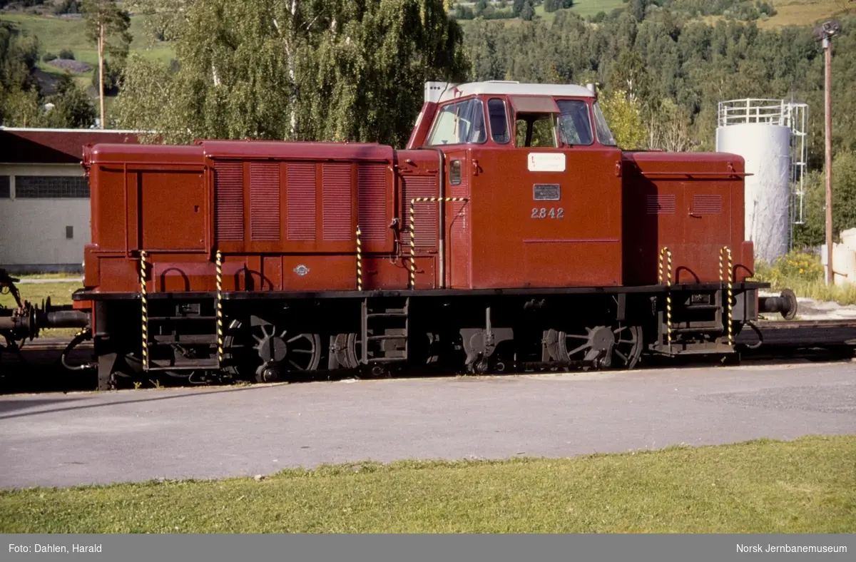 Diesellokomotiv Di 2 842 med søndagstoget til Eina, tog 286, på Fagernes stasjon