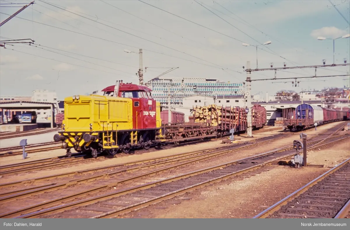 Diesellokomotiv Di 2 824 i skiftetjeneste på Kristiansand stasjon