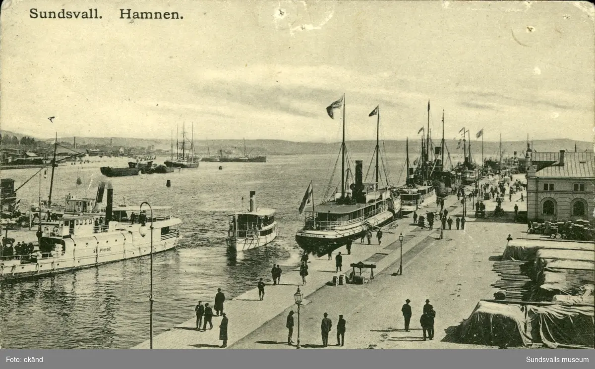 Vykort över hamnen i Sundsvall. Båten till vänster är Sylphide, båten som backar ut från kajen är Kubikenborg och båten närmast till höger är Gestrikland.