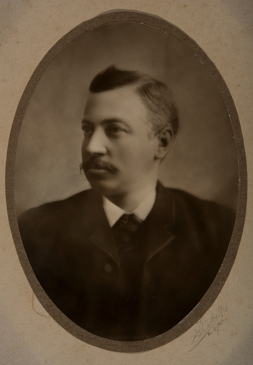 Mons Gudbrandsen Kjos. 1849-1898. Han drev brenneri og bakeri i Gaupen.