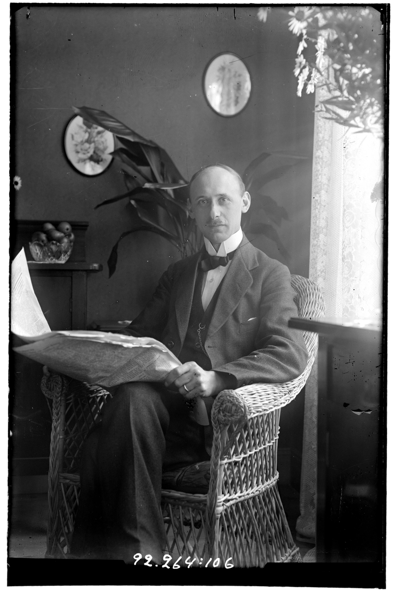 Hålahult sanatorium, interiör, en man sitter och läser tidningen i en korgstol