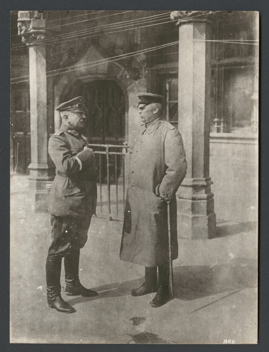 Originaltext: "Den kände tyske generalkvartermästaren Ludendorff, i samtal
med en tysk fördelningschef, utanför stadskommendanturen i St. Quentin."