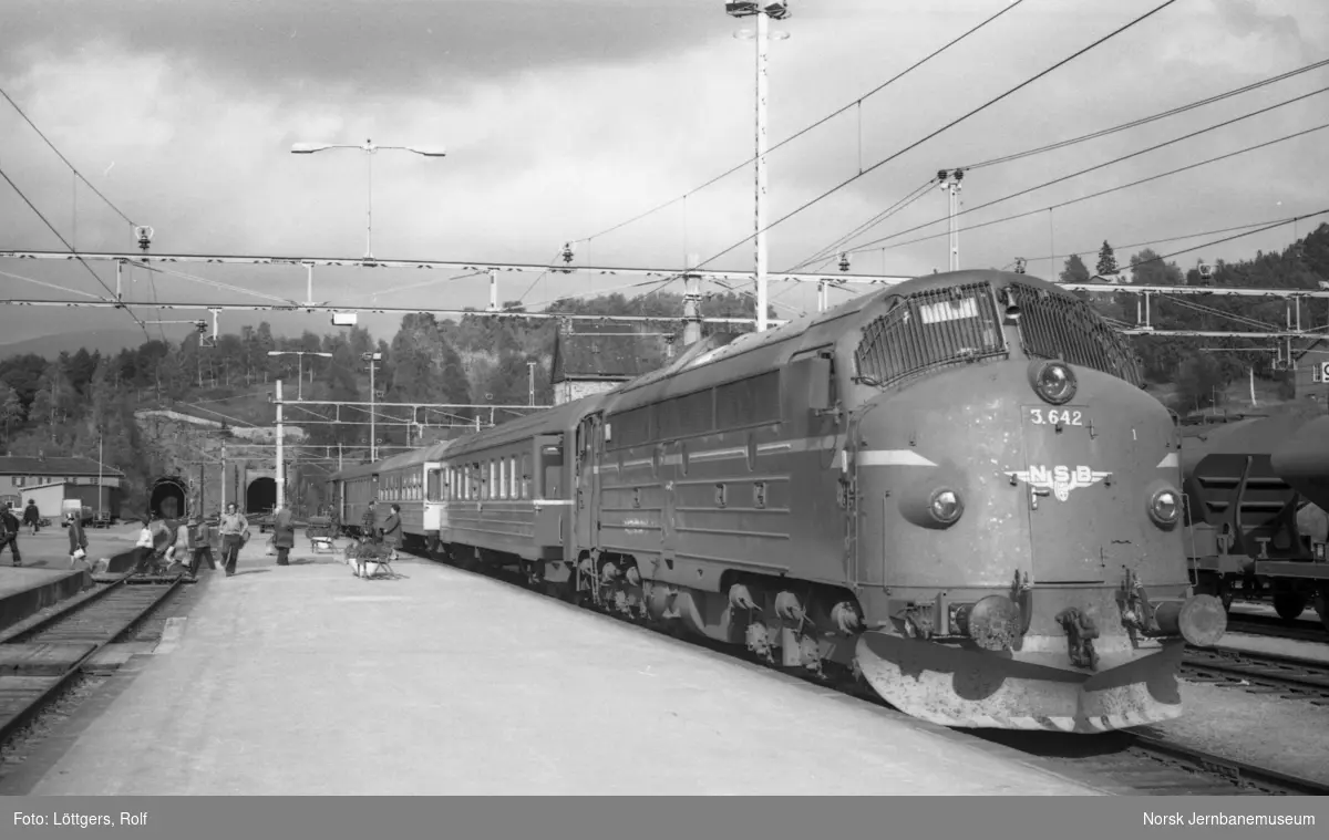 Diesellokomotiv Di 3 642 med dagtoget til Oslo, tog 352, på Dombås stasjon