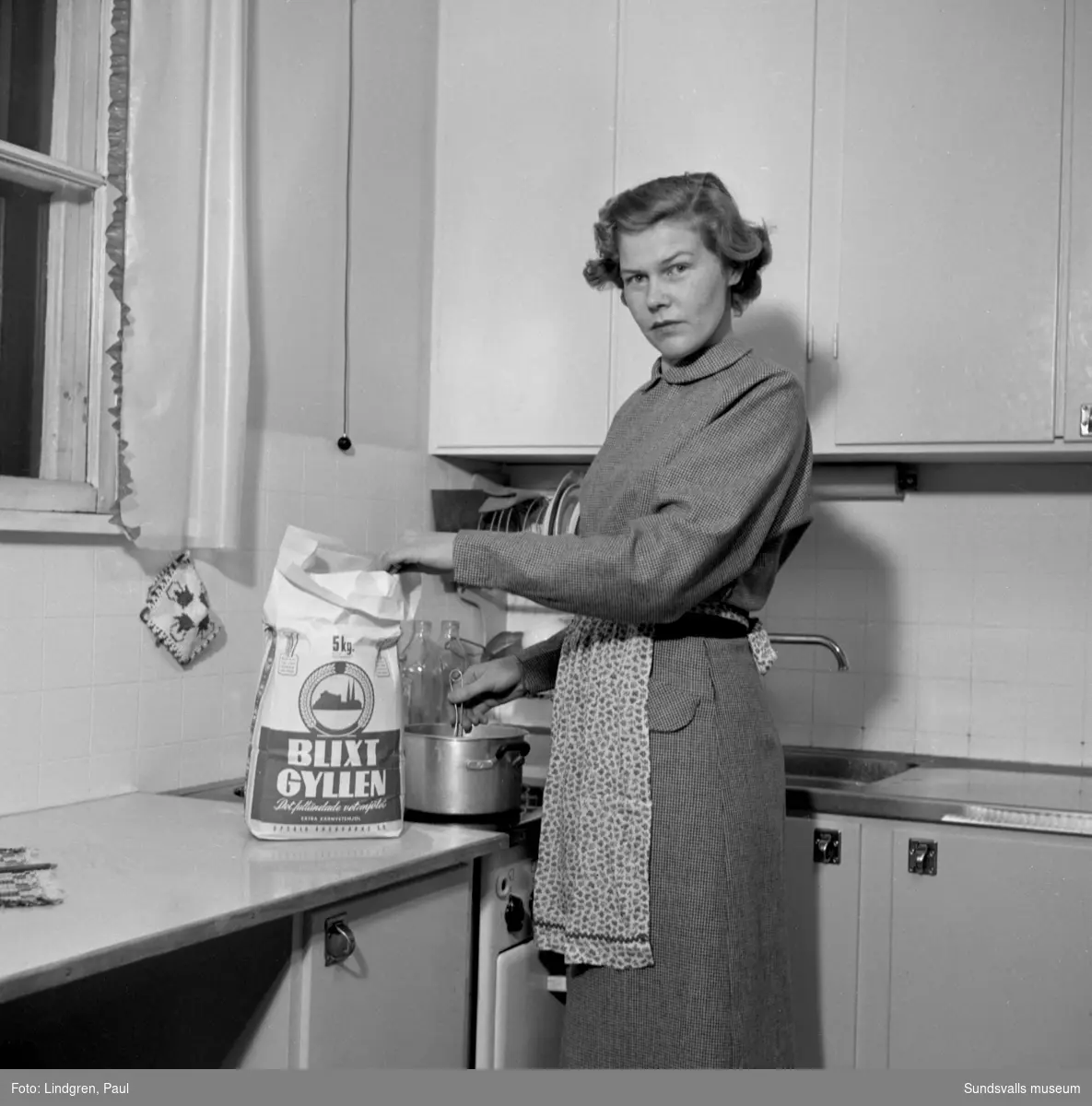 Vad ska vi dra in på? Från artikel i ST om bekymrade husmödrar inför prishöjning av mejerivaror. Karin Strömberg (bild 1) och fru Birgit Iwefors (bild 2) i sina kök.