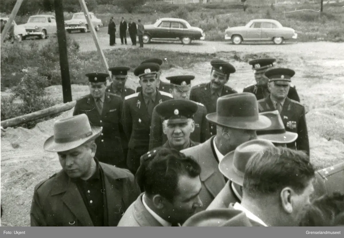 Nikita Khrusjtsjov kom uventet på besøk under byggingen av kraftverket i Boris Gleb 17. juli 1962. Det står fire russiskbygde Volga i bakgrunnen.