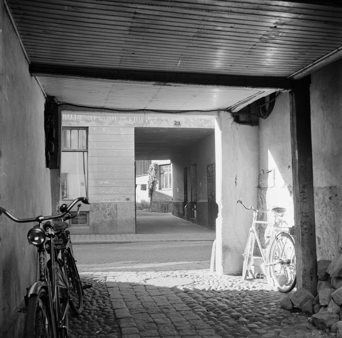 Uppsala över gården - porten till Dragarbrunnsgatan 26, kvarteret Svanen, Uppsala 1949