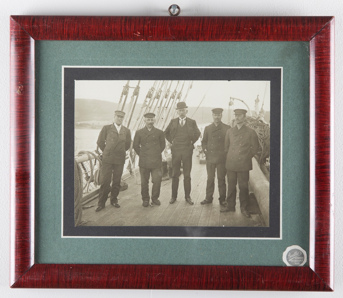 Roald Amundsen og 4 menn på båtdekk