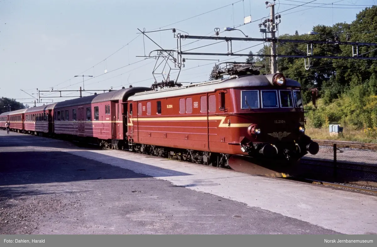 Elektrisk lokomotiv El 11 2104 med persontog til Oslo V på Tønsberg stasjon