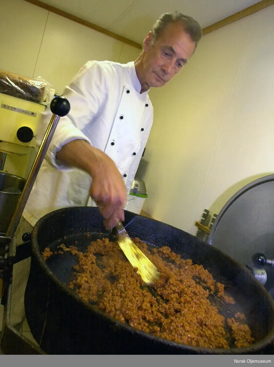 Stuert Hans Knutsen tilbereder spaghetti bolognese ombord på forsyningsfartøyet Viking Troll.