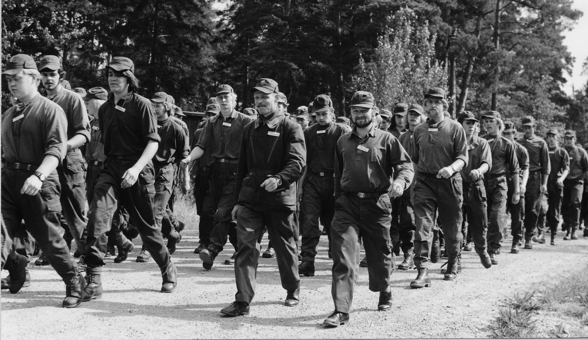 Förevisning avseende exempel på ingripande vid incident, den 19 augusti 1971.
Kompanierna marscherar till Lötgärdet där förevisningen skall ske.
Befälen på bilden är till vänster rustmästare Jorma Murevärn och överfurir Bo Johansson.