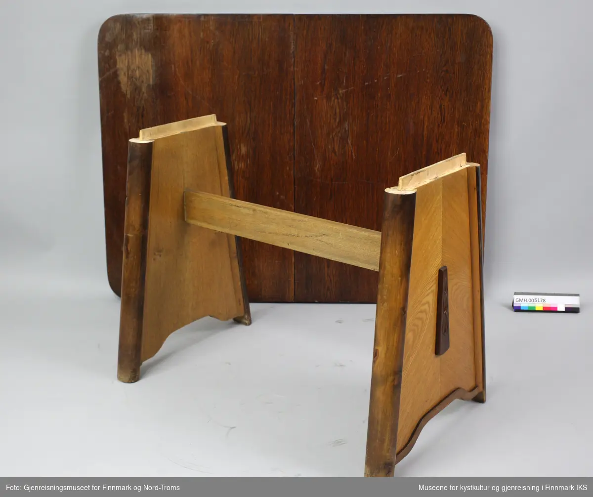 Bordet har to trapesformede ben av eik som er forbundet med en travers.  Bordplata kan utvides. Det mangler en del mellom bordplata og benene. Mellomstykket som brukes ved uttrekk av bordsidene, mangler også.