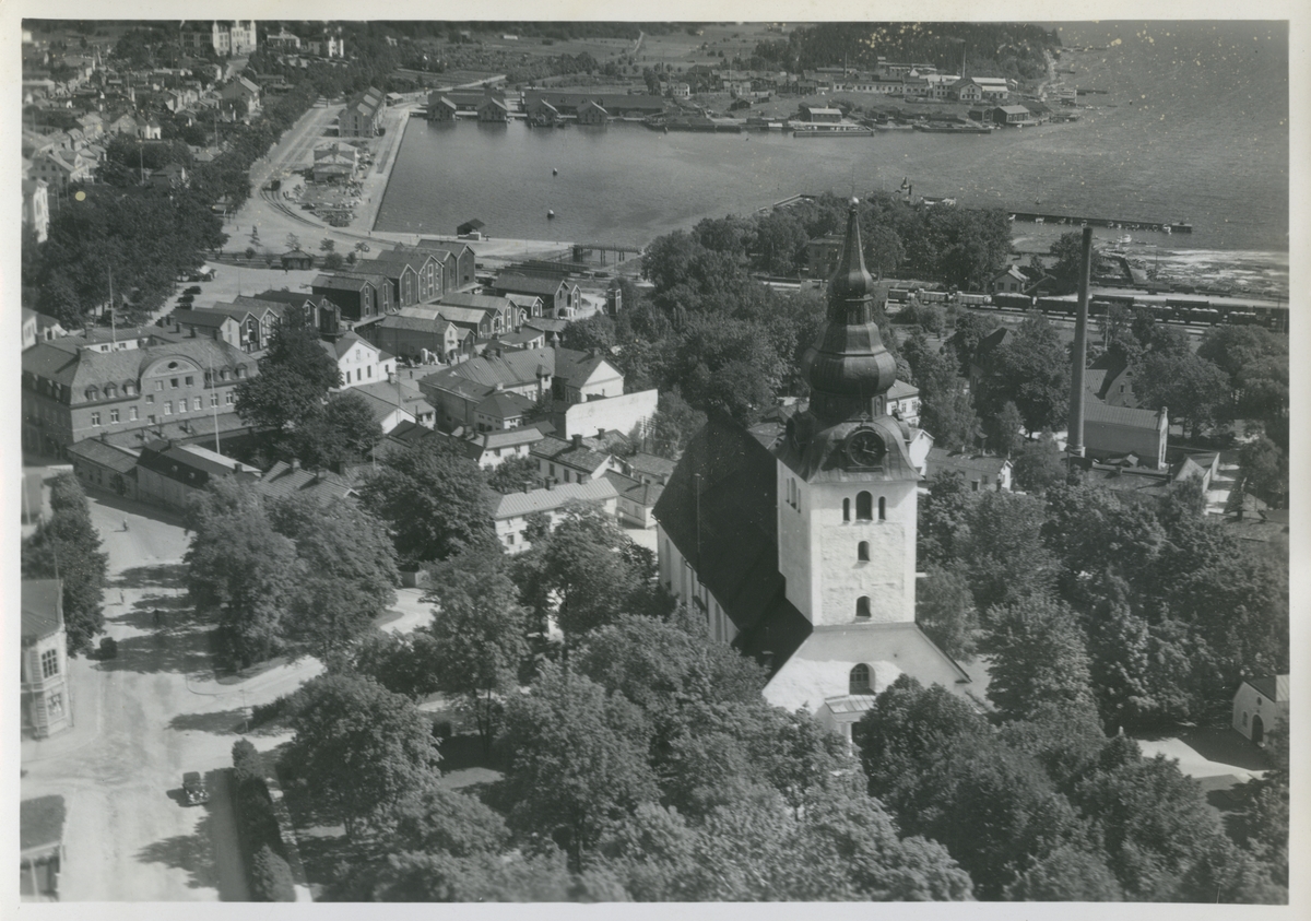 Flygfoto över Hudiksvall och kyrkan.