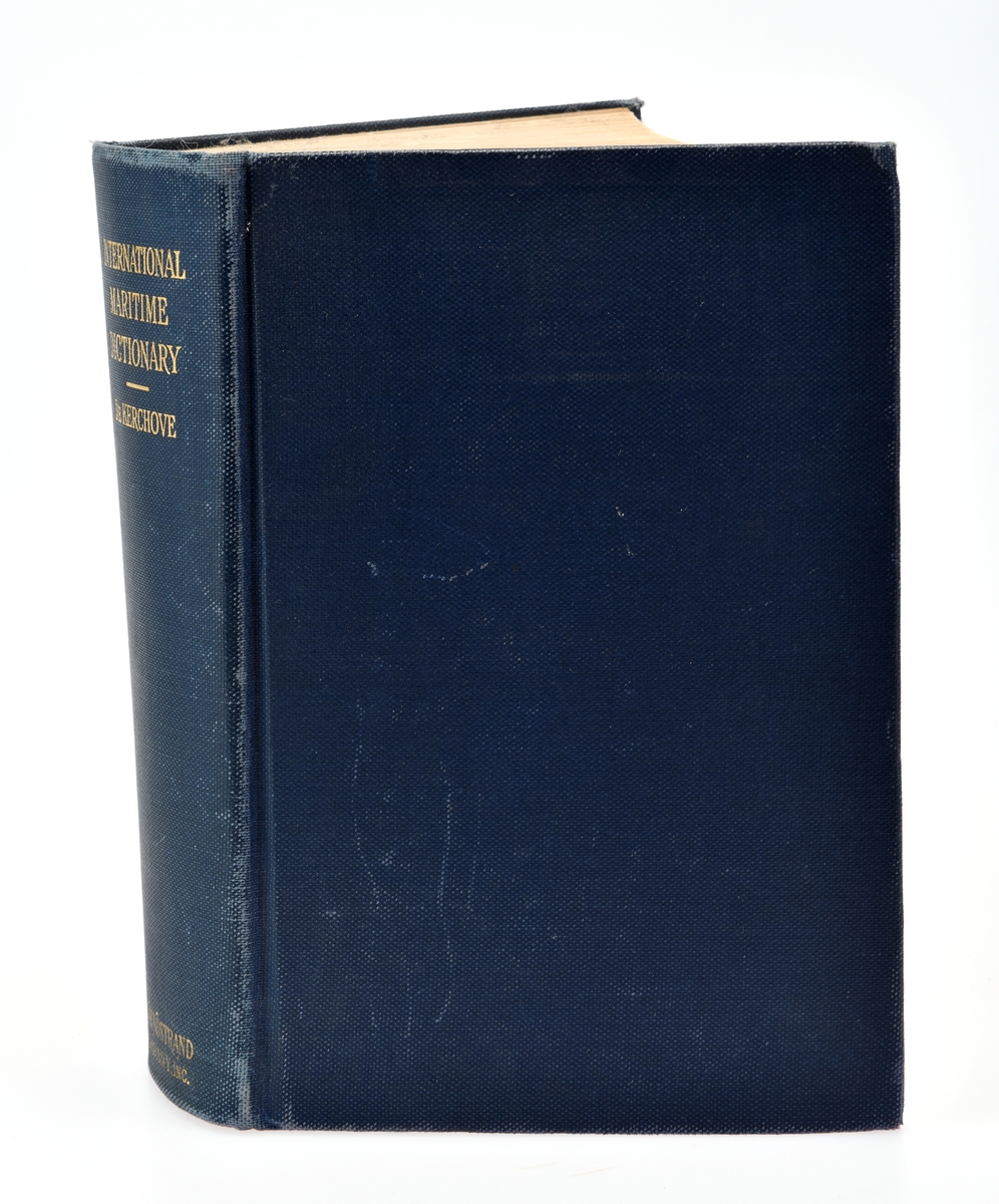 En maritim ordbok på 946 sider. Side 1-803 er ordbokdelen ,mens side 803-946 er fransk indeks. Boken er illustrert med enke tegninger i svart-hvitt. Noen av tegningene er slik at man kan brette dem ut. Oversikten over morseflagg og -vimpler er trykt i farger.