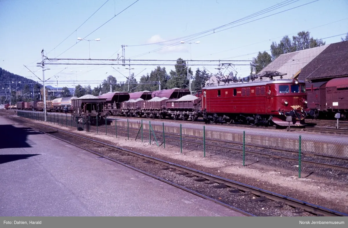Elektrisk lokomotiv El 13 2138 med pukkvogner fra Svene på Kongsberg stasjon