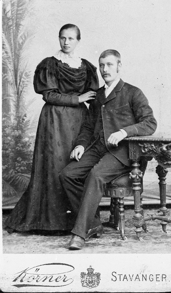 Maria f. Kalberg (1875 - 1943) og mannen Jakob Andreasson Eide (1886 - 1911) frå Eide i Heskestad. Han døydde i ei ulykke ved Kvernelands Fabrikk i 1911.