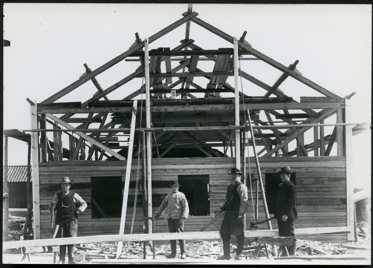 Möklinta sn, Sala.
Fyra män vid husbygge. Början 1900-talet.