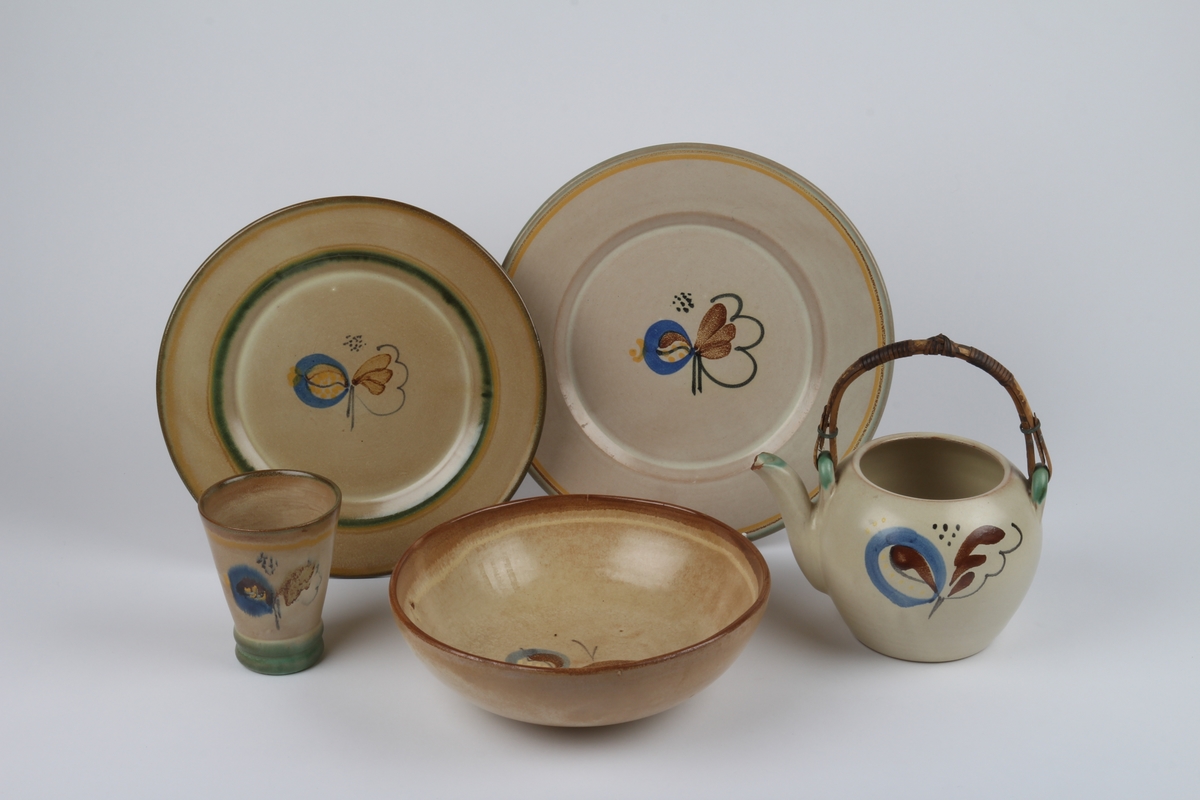 Dekketøy fra Ganns keramikk bestående av tallerken, krus, skål, bolle, fat, tekanne, mugge og vase.