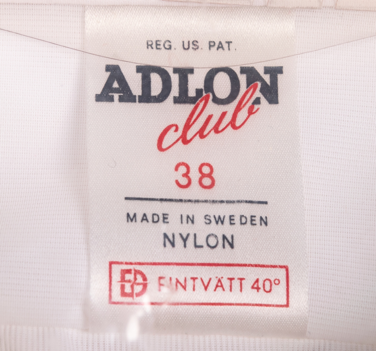 Nylonskjorta, vit i originalförpackning av plast.
Skjortan av märket "Aldon Club" tillverkade vid Hedbrants trikåfabrik i Helsingborg.
