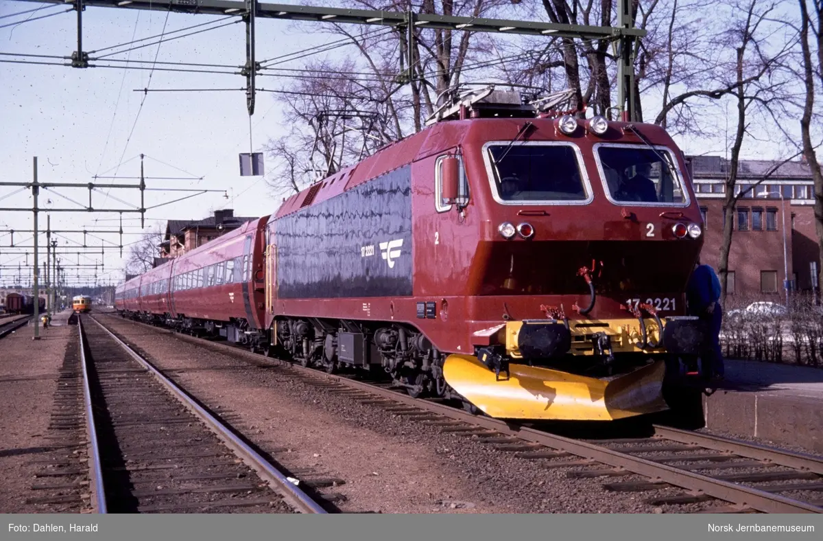 Elektrisk lokomotiv El 17 2221 med chartertog på Arvika stasjon i Sverige