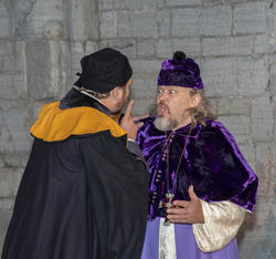 Biskop Mogens oppdager at hans egen svenn, Åge, har skiftet side politisk.