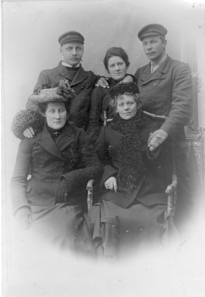Fem personer hos fotograf John Hals på Nesna ca. 1905.