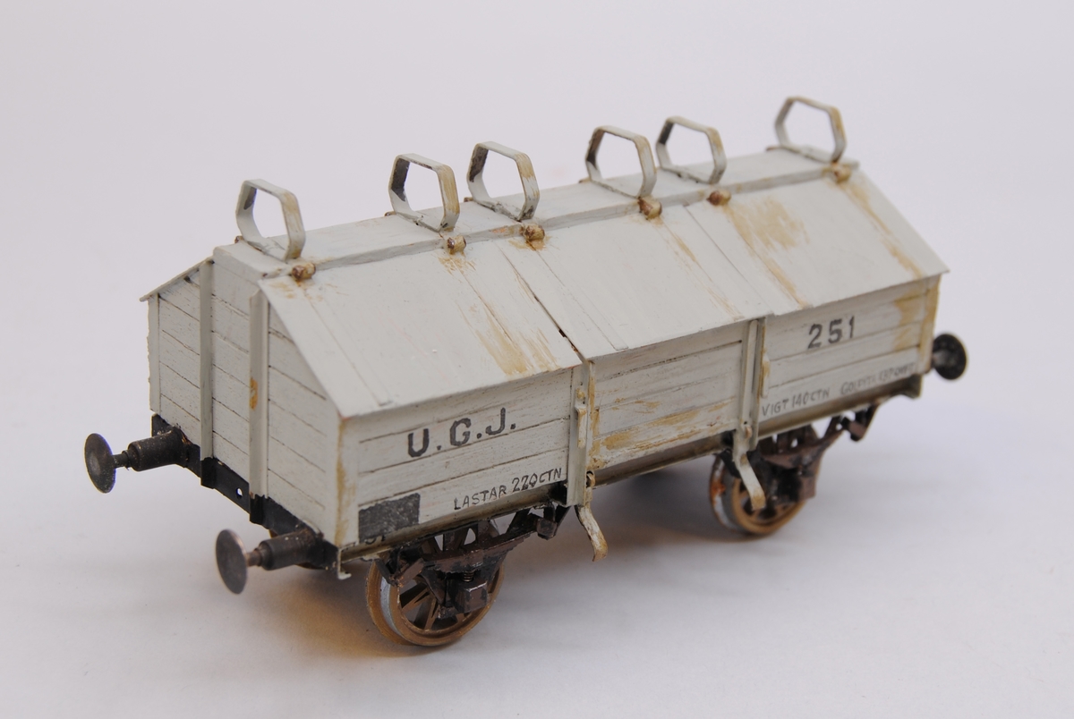 Modell av kalkvagn UGJ 251 litt R i skala 0 (1:45).