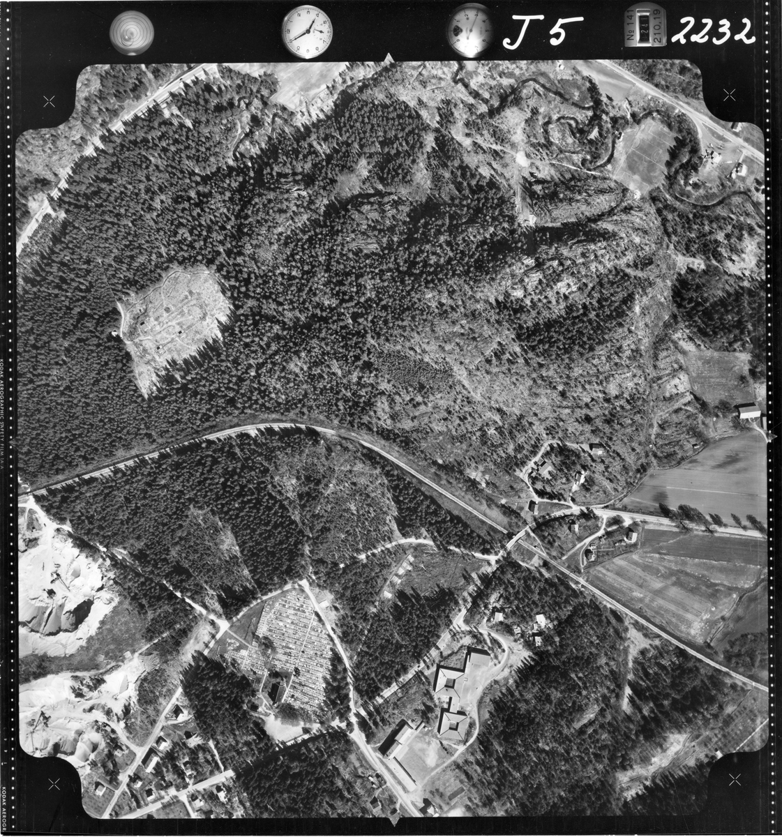 Flyfotoarkiv fra Fjellanger Widerøe AS, fra Porsgrunn Kommune, Tveten, Eidanger. Fotografert 16/05-1962. Oppdrag nr 2232, J05