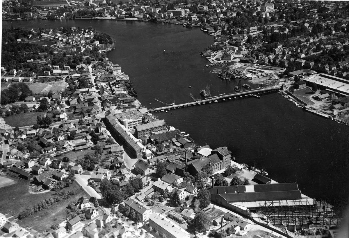 Flyfotoarkiv fra Fjellanger Widerøe AS, fra Porsgrunn Kommune. Bybilde Porsgrunn vessia. Fotografert 18.06.1955 Fotograf Vilhelm Skappel