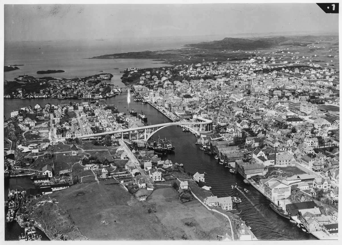 Fugleperspektiv over byen sett mot nord, ca. 1947.