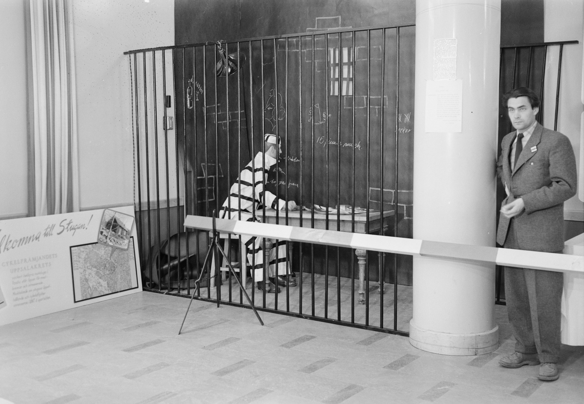 Utställning om linjetrafik - docka föreställande fånge, Uppsala 1952