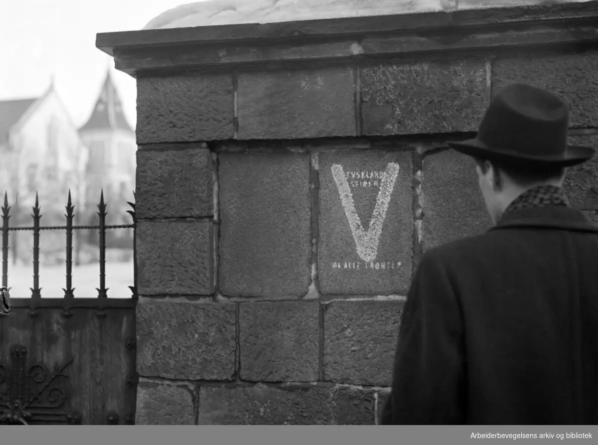 Minne fra okkupasjonsårene. "Tyskland seirer på alle fronter" står det på en av granittstolpene ved Ruinparken i Gamlebyen. Mars 1950.
