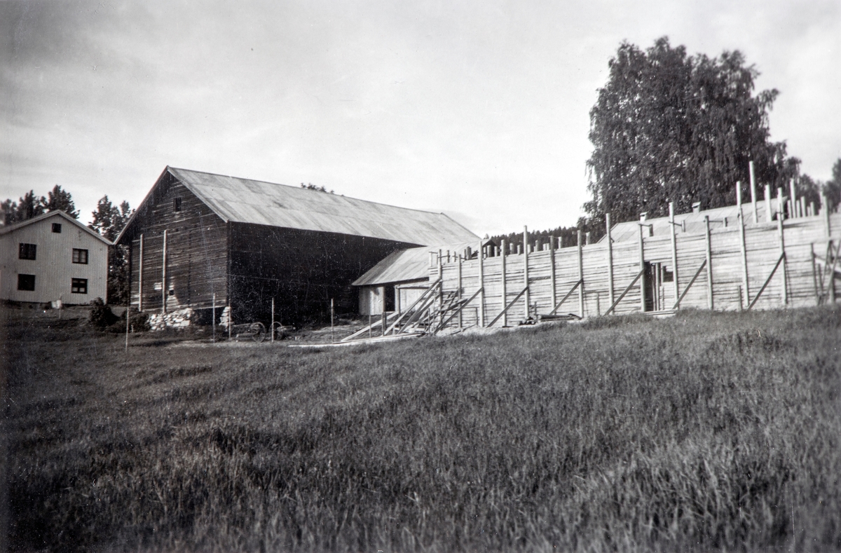 Harildstad Øvre, 333/1, Stange. Bygging av ny låve på Harildstad i 1946.