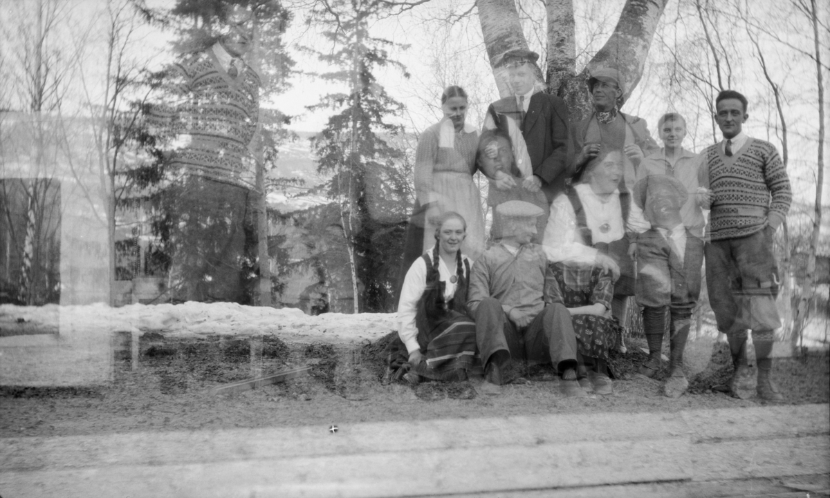 Dobbelteksponert bilde av en gruppe personer. Karl Olav Moe ytters til høyre.