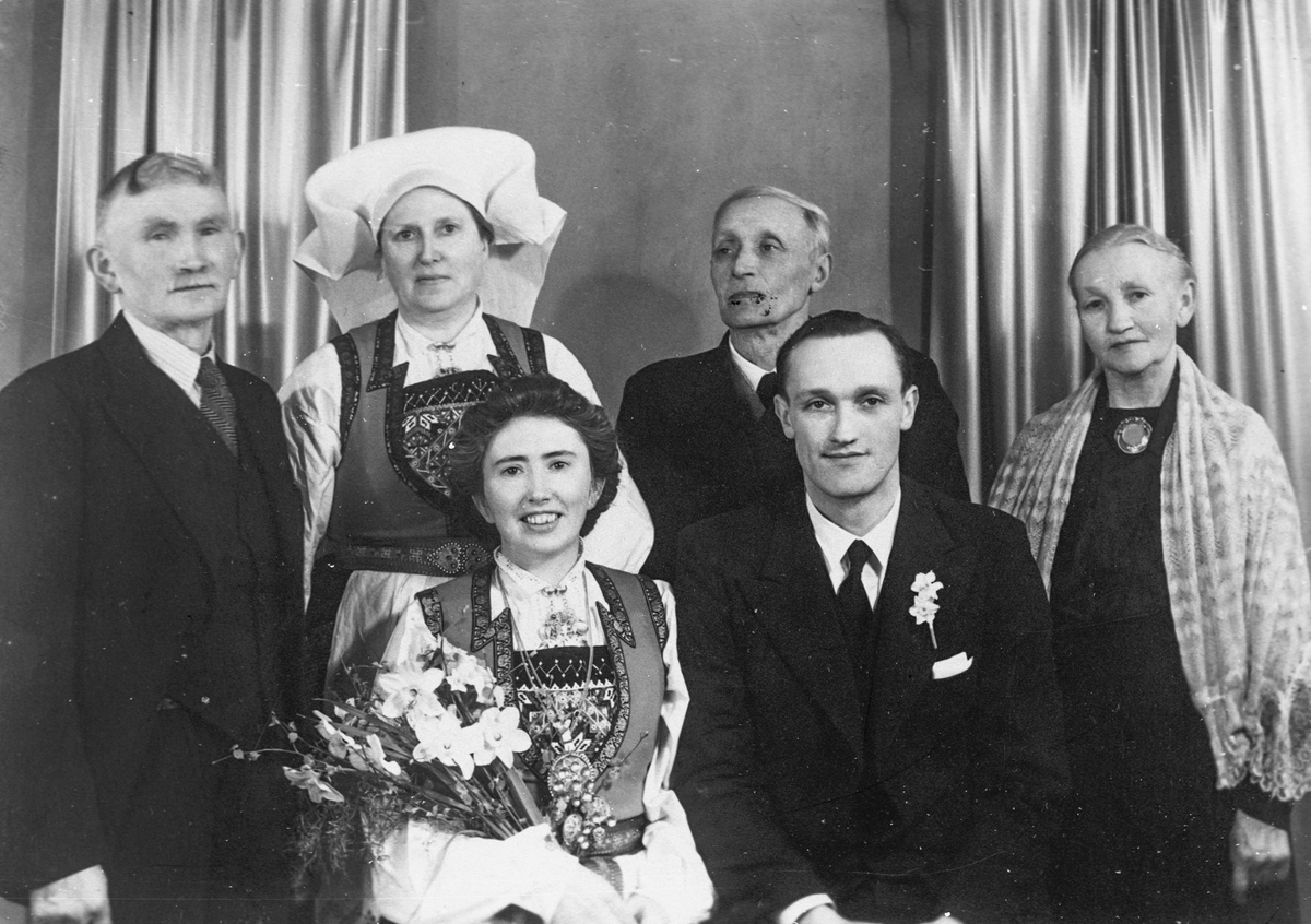 Brudeparet Knut Wiik og Guro Stana med foreldre.