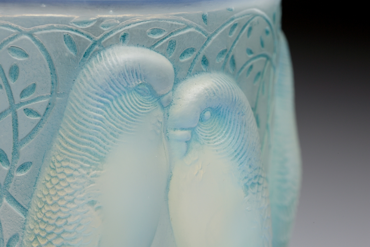 Vas "Ceylan". Opaliserande vas med turkosblått reliefmönster som avbildar fyra undulatpar.
