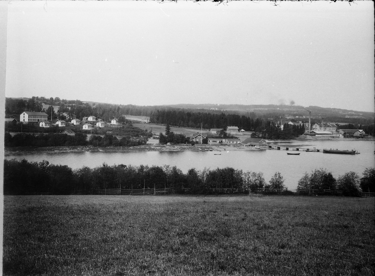 Avfotografert gammelt oversiktsbilde over Smørvika på Kapp. Fabrikkboligene med "Pensjonatet" til venstre i bildet, Mjølkefabrikken til høyre.